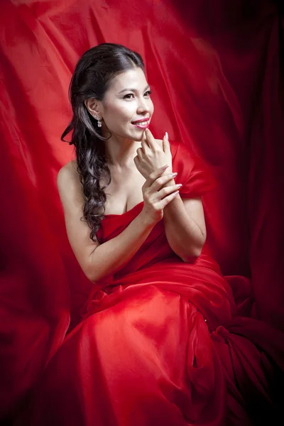 Belle femme asiatique en robe rouge — Photo