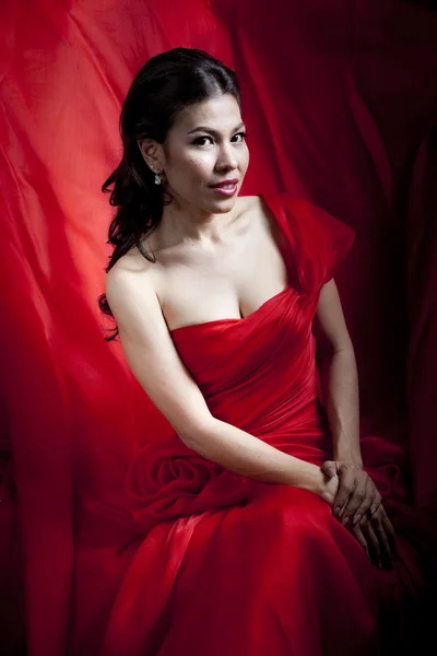 Kırmızı elbiseli güzel Asyalı kadın — Stok fotoğraf
