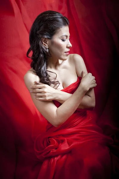 Belle femme asiatique en robe rouge — Photo