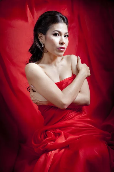Vacker asiatisk kvinna i röd klänning — Stockfoto