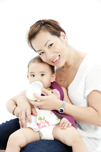 Mãe alimentando bebê filha — Fotografia de Stock