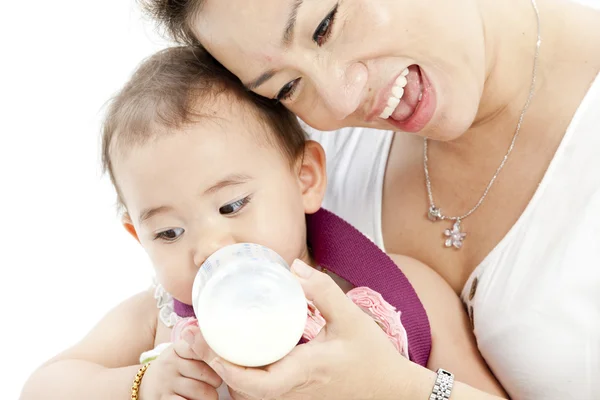 Madre alimentación bebé hija —  Fotos de Stock