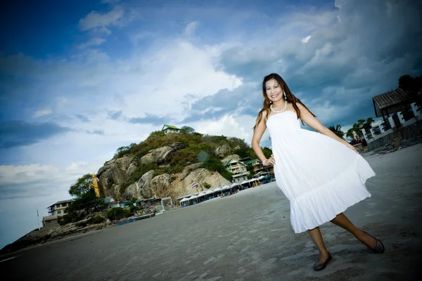 Krásná Asijská dívka na pláži — Stock fotografie
