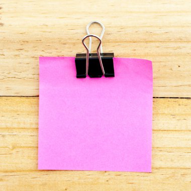 pembe boş kağıt ahşap arka plan üzerinde klibi