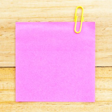 pembe boş kağıt ahşap arka plan üzerinde klibi