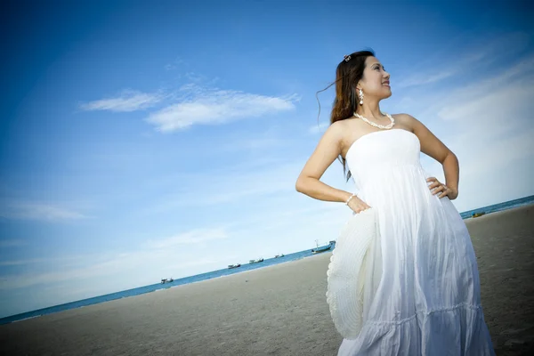 Mooie Aziatische meisje op strand — Stockfoto