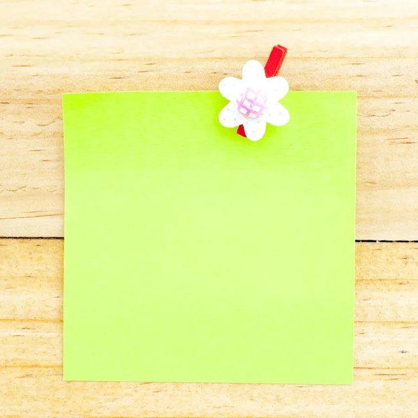 Zielony papier blank z klipem na drewniane tła — Zdjęcie stockowe