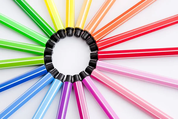 Cirkel av färgade pennor — Stockfoto