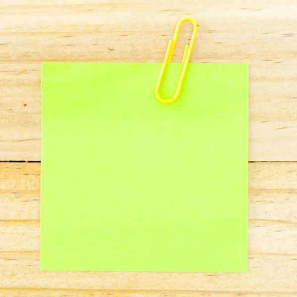 Zielony papier blank z klipem na drewniane tła — Zdjęcie stockowe