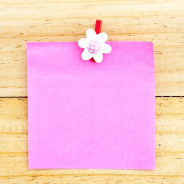 pembe boş kağıt ahşap arka plan üzerinde klibi