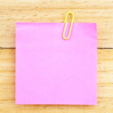 pembe boş kağıt ahşap arka plan üzerinde klibi