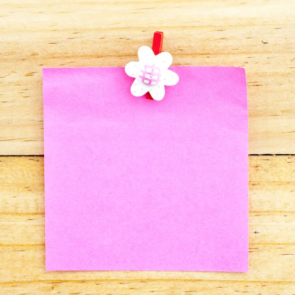 Розовая пустая бумага с зажимом на деревянном фоне — стоковое фото