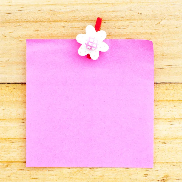 Różowy papier blank z klipem na drewniane tła — Zdjęcie stockowe