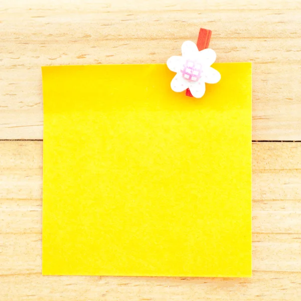 Желтая пустая бумага с зажимом на деревянном фоне — стоковое фото