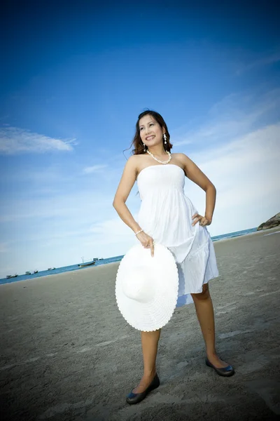 Hermosa chica asiática en la playa — Foto de Stock