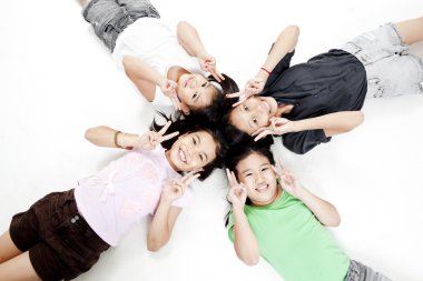 Beyaz arka plan üzerinde oynayan çocuklar