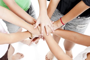 Asya çocuk el ele tutusun beyaz bir arka plan üzerinde