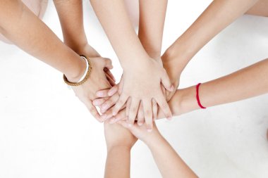 Asya çocuk el ele tutusun beyaz bir arka plan üzerinde