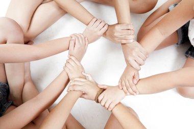 Beyaz bir arka plan üzerinde Asya çocuk eller daire