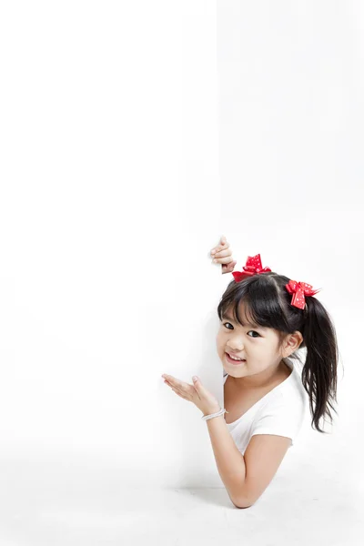 Aziatische meisje met een lege witte kaart. — Stockfoto