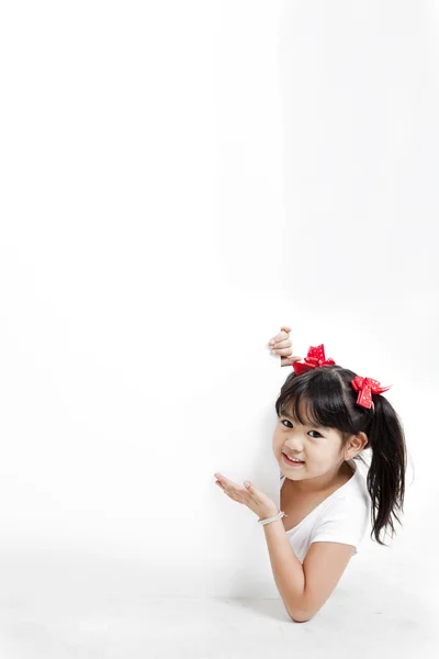 Menina asiática segurando um cartão branco em branco . — Fotografia de Stock