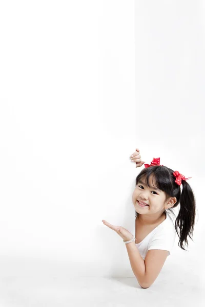 Young Asian girl holding a blank white card. — Stock Photo, Image