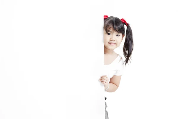 Joven chica asiática sosteniendo una tarjeta blanca en blanco . —  Fotos de Stock