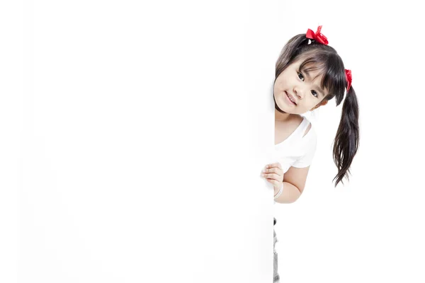 Young Asian girl holding a blank white card. — Stock Photo, Image