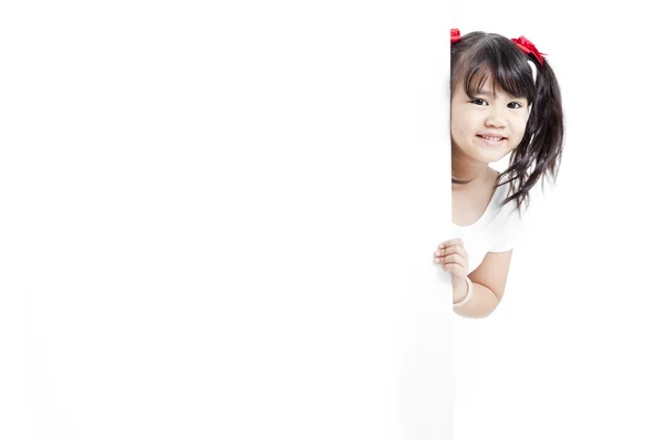 Mladá Asijská dívka drží prázdnou bílou kartu. — Stock fotografie