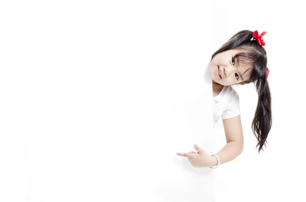 Jeune fille asiatique tenant une carte blanche vierge . — Photo