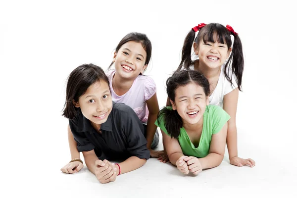 Groupe de petites filles asiatiques jouant — Photo