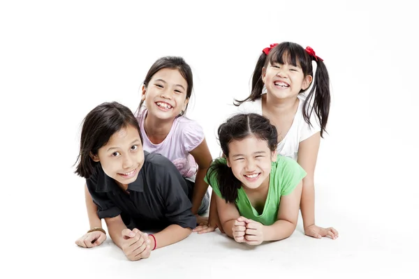 Gruppo di piccole ragazze asiatiche che giocano — Foto Stock