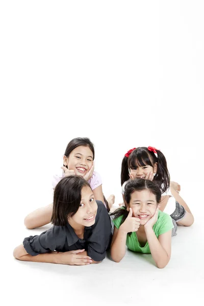 Skupina malých asijských dívek hraje — Stock fotografie