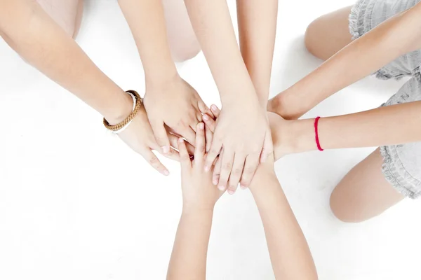 Aziatische de handen van kinderen samen op een witte achtergrond — Stockfoto