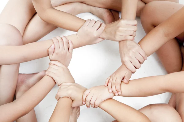 Aziatische kinderen handen cirkel op een witte achtergrond — Stockfoto