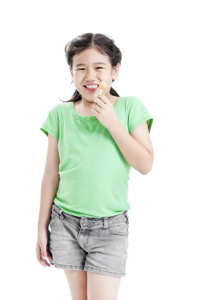 Poco lindo divertido chica asiática con colorido caramelo piruleta —  Fotos de Stock