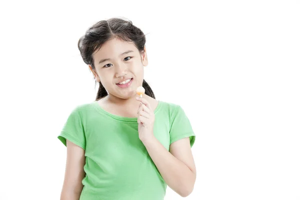 Poco lindo divertido chica asiática con colorido caramelo piruleta —  Fotos de Stock