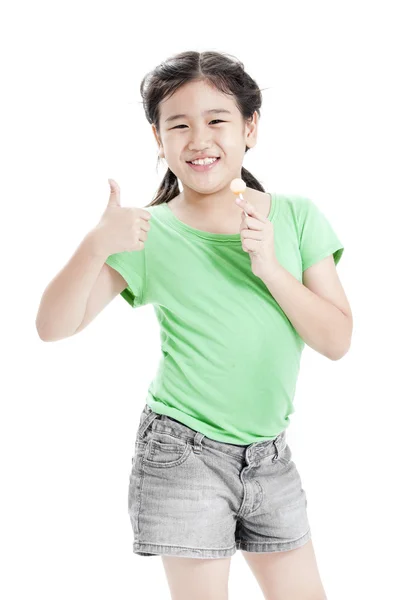 Poco lindo divertido chica asiática con colorido caramelo piruleta —  Fotos de Stock