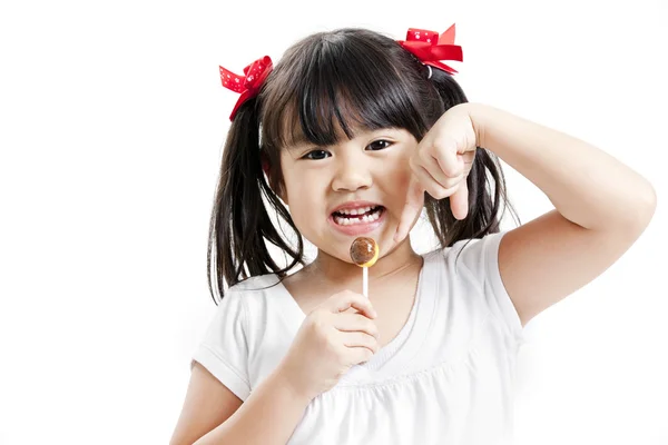 Kleine süße lustige asiatische Mädchen mit bunten Lutschbonbons — Stockfoto