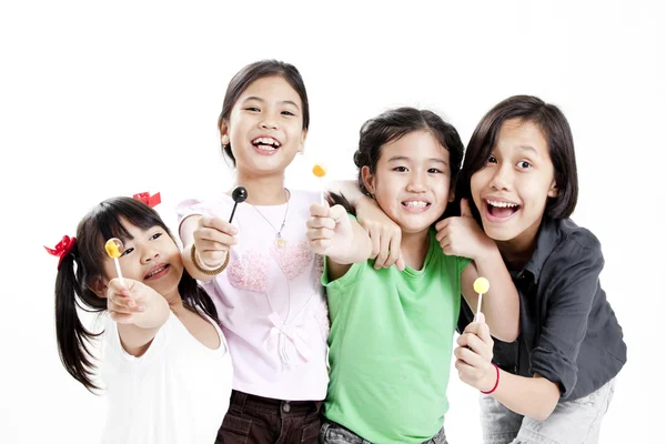 Grupo de poco lindo divertido asiático niñas con colorido caramelo lollipop —  Fotos de Stock