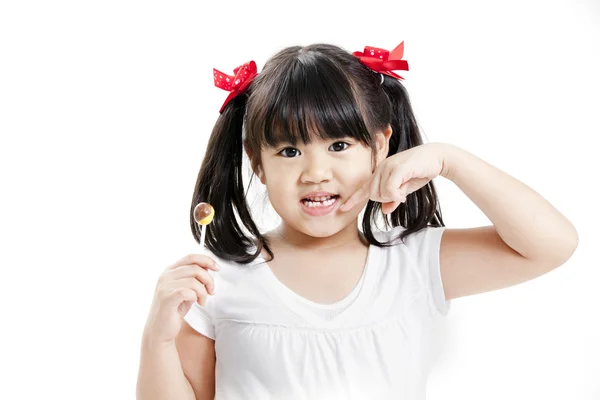 Gadis asia lucu kecil dengan permen lolipop berwarna-warni — Stok Foto