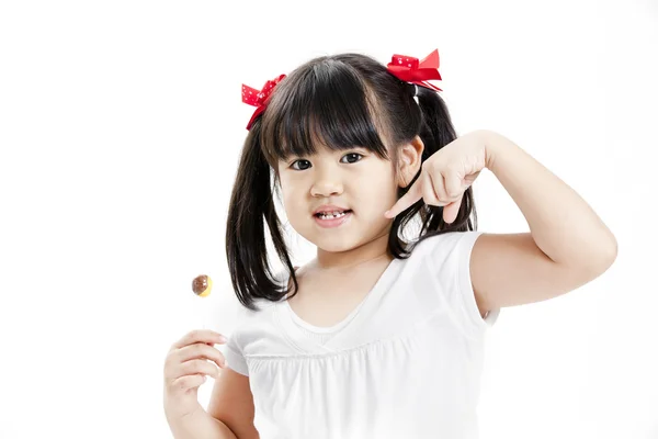 Kleine süße lustige asiatische Mädchen mit bunten Lutschbonbons — Stockfoto