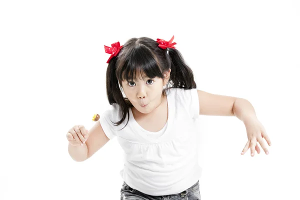 Poco lindo divertido chica asiática con colorido caramelo piruleta — Foto de Stock