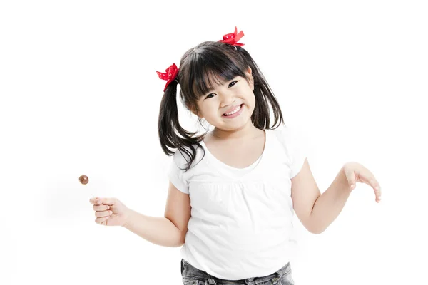Poco lindo divertido chica asiática con colorido caramelo piruleta —  Fotos de Stock