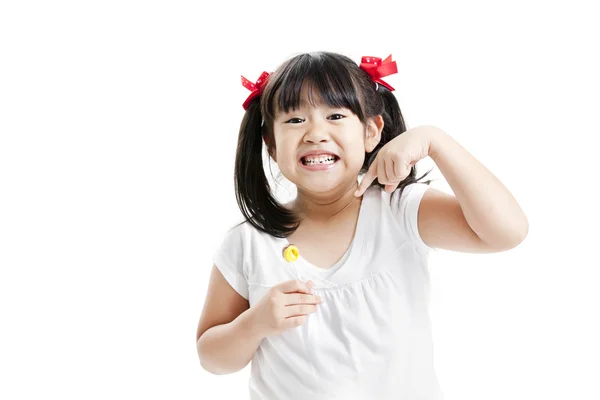 Petite fille asiatique drôle et mignonne avec des bonbons à sucette colorés — Photo