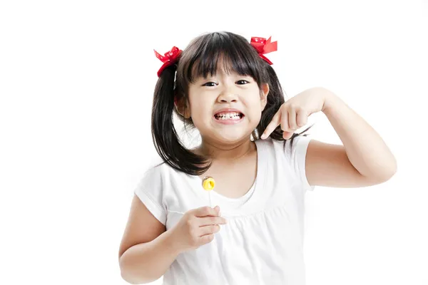 小さなかわいい面白いとアジアの少女カラフルなキャンディー — ストック写真