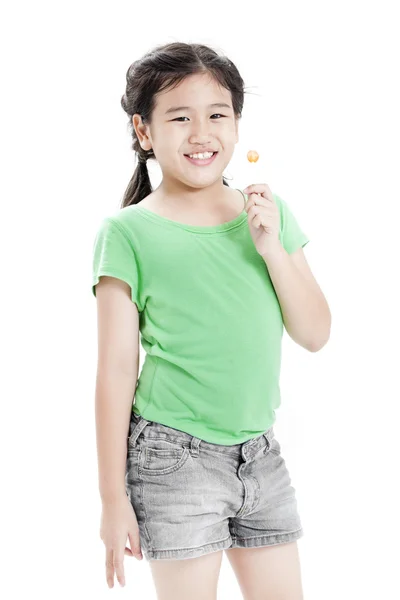 Petite fille asiatique drôle et mignonne avec des bonbons à sucette colorés — Photo