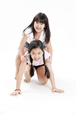 küçük kızlar oynuyor