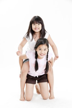 küçük kızlar oynuyor