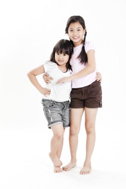 Birbirimizi oynayan küçük bir kız portresi